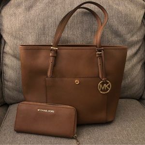 👜Michael Kors  NS Jet Set, with matching Fulton Wallet
👜Color: Brown